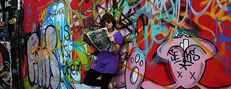 Mensch vor mit Graffitti bemalter Wand