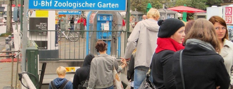 Startfoto Menschen am U-Bahnhof Berlin-Zoologischer Garten