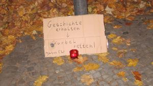 Das Foto zeigt ein handgemaltes Plakat "Geschichte erhalten &ndash; Kurbel retten" der Jusos CW vor dem Kino "Die Kurbel" mit Teelicht.